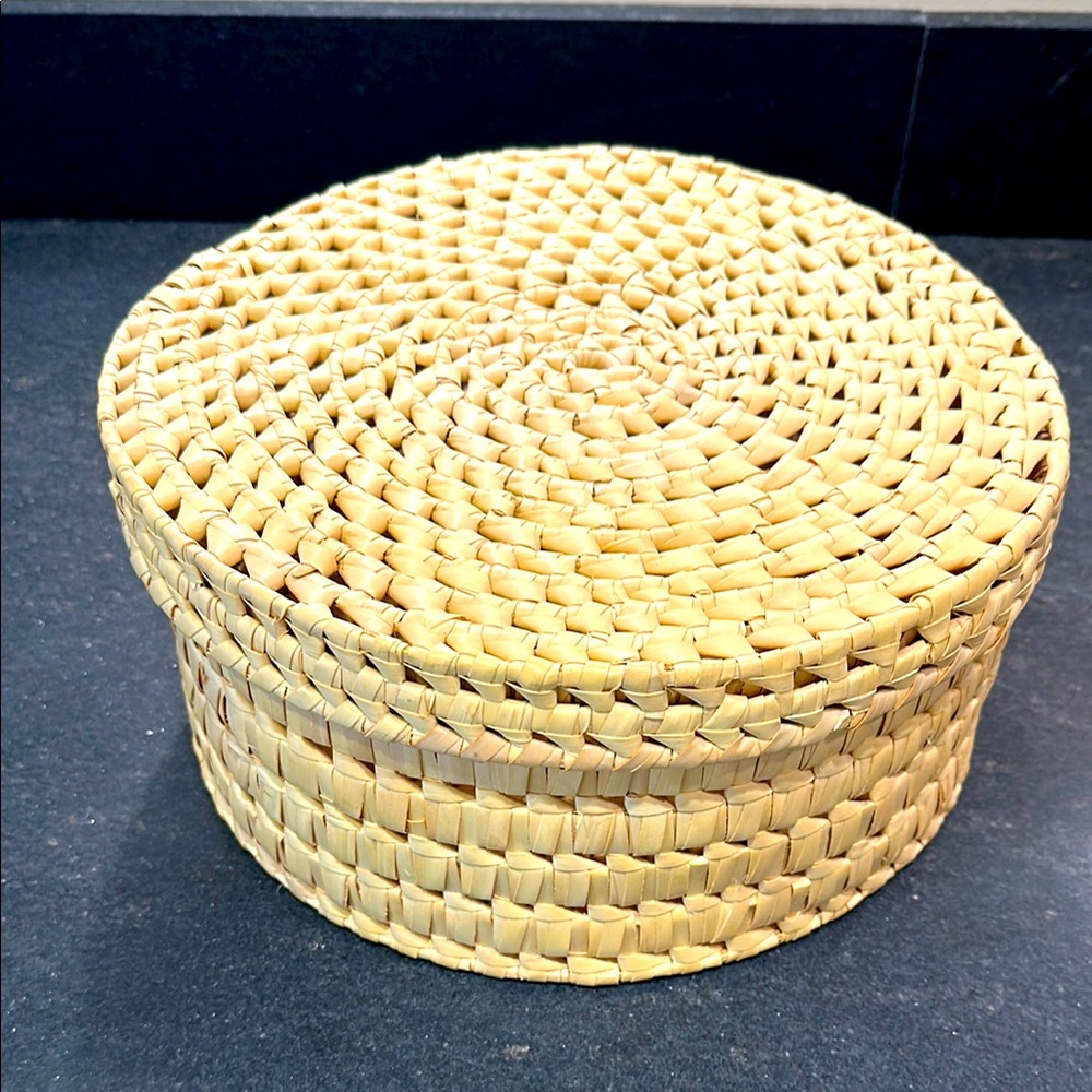 12 Inch🧺 Round Woven Basket with Lid for Storage or Display